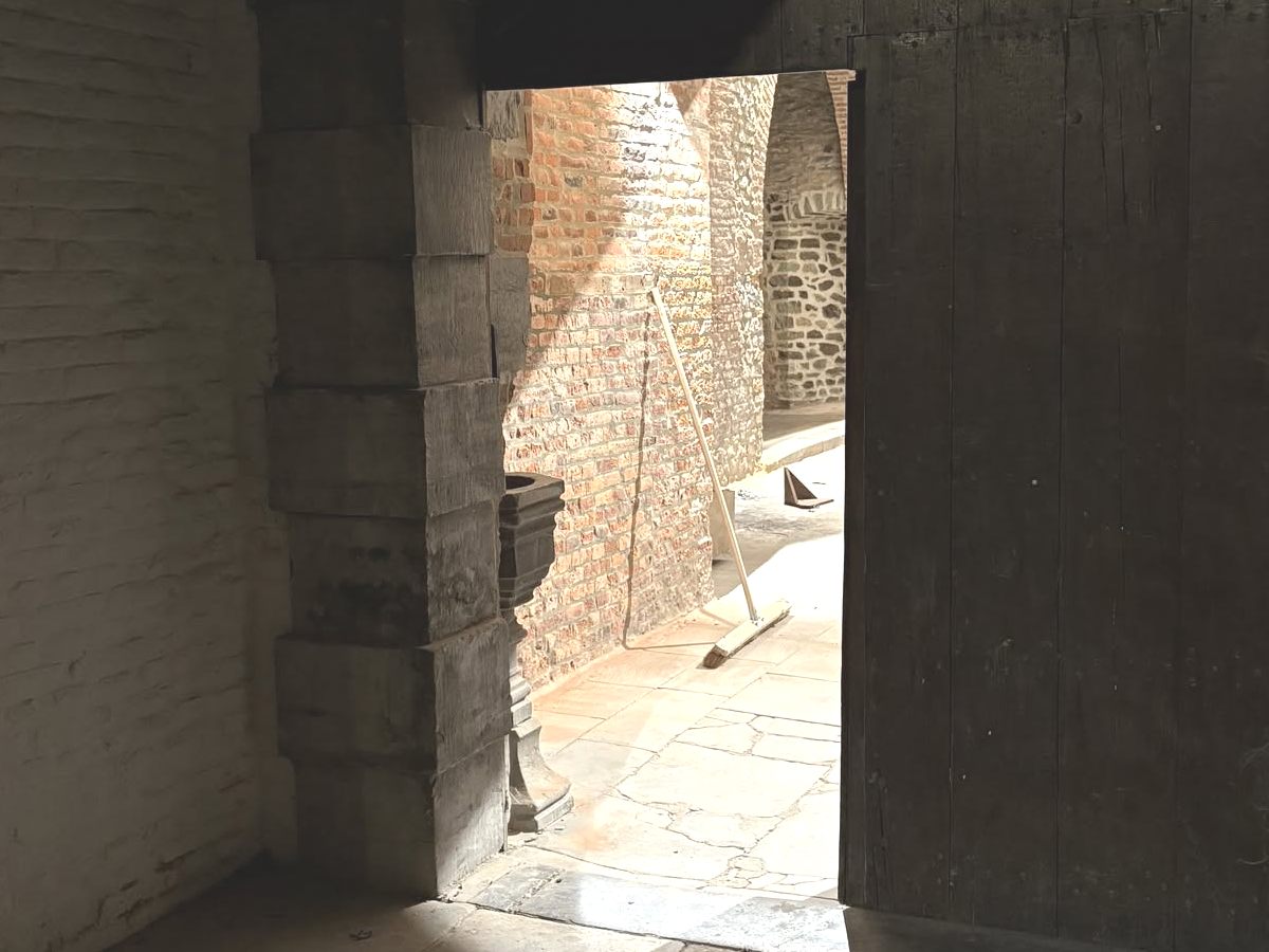 L'intérieur de l'église d'Oisquercq pendant les travaux de rénovation.