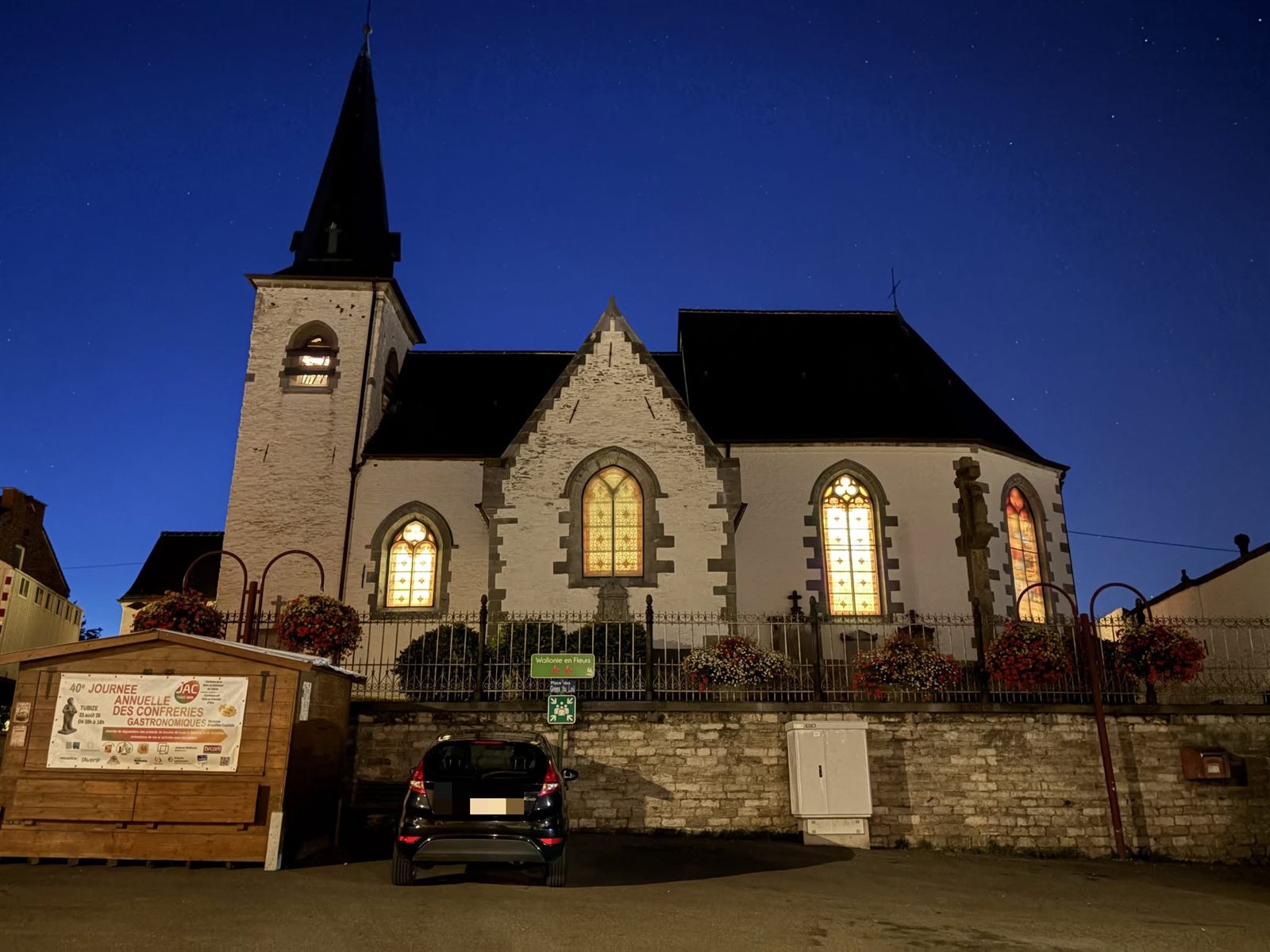 L'église d'Oisquercq de nuit, ses vitraux éclairés de l'intérieur après la remise en service de l'éclairage.